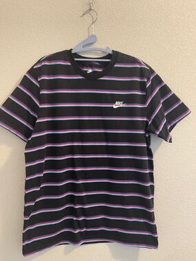 Nike Men  striped short sleeve t-shirt. Size L